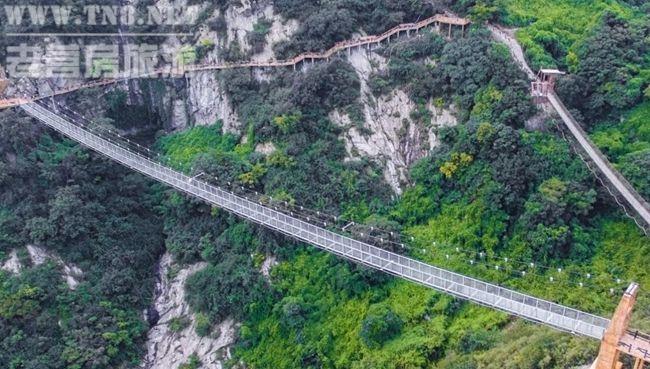 山上共有9个观景台，站在台上观日出、日落、桃花、夏绿、红叶、雪景，可切身感受到大自然的博大、多变、独特的美丽。