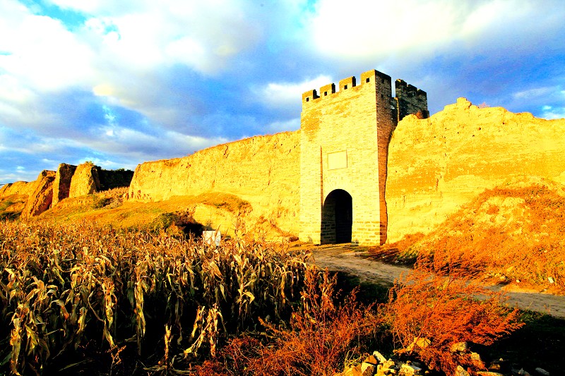 　长城由左云县陈家窑乡二十边村西北约4千米处向西延入右玉县。向西北经李达窑乡庄窝、冯家沟、破虎堡、东十五沟、三墩、头墩、郭家沟、大坡和十五沟，折向西南方，经右卫镇四台沟、樊家窑、杀虎口、海子湾、北辛窑、二分关和元山子，翻越海拔约1747米的花林山，又经杨千河乡三十二、四十二、后庄窝、丁家窑乡碓石血沟、云石堡、石仁湾、胶泥湾、大沙口、楼沟等村，并于楼沟村西南入朔州市平鲁区。