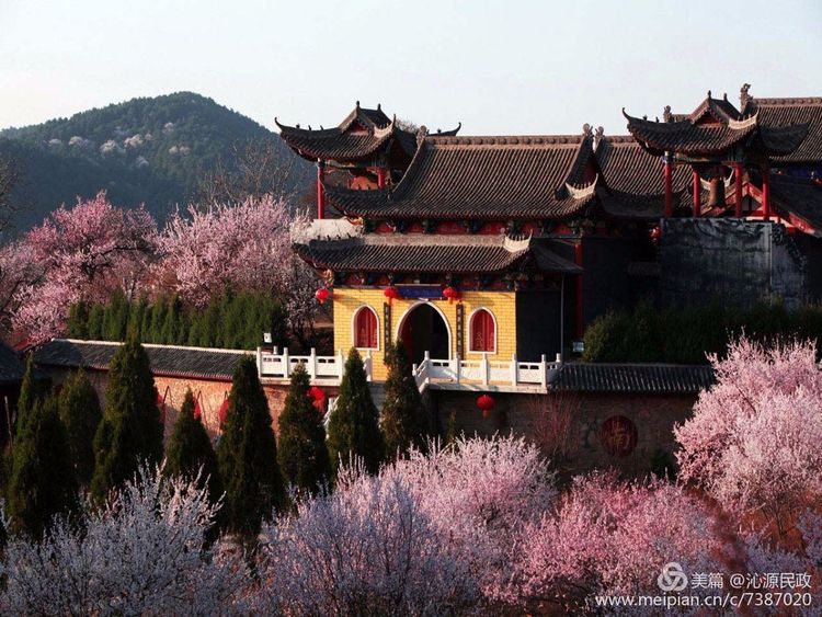 沁源信义菩提寺是世界三大菩提寺之一（印度、中国、日本各一），素有三大菩提寺之“中菩提”之称。菩提寺风景名胜区位于沁源县交口乡东南部的信义村，距乡政府约13公里。 菩提寺，坐北朝南，占地面积943平方米。正殿为两层建筑，一层为三间窑。中殿前有砖砌方塔1座，西耳殿旁有碑12通。沁源县人民政府于1981年公布该寺庙为县级文物保护单位。