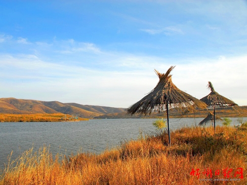  天池古称“祁连泊”（“祁连”在古代游牧民族语言中是“天”的意思），位于忻州市宁武县管涔山海拔1954米的分水岭上，和长白山天池、天山天池并称中国三大天池。