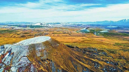 由北京乘列车，沿京包铁路西行，逐渐攀高，行至聚乐堡车站便到达了最高点，列车一过聚乐堡站就迅速下坡，直奔大同盆地。这时您注意看，将会发现在铁路南侧不远处相对平坦的一片土地上，散布着大小不等、高低不齐的一个个锥形石山。