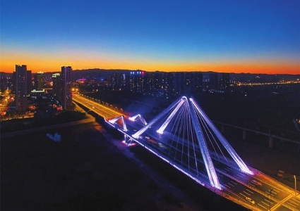 御河是我童年的梦。我的老家在采凉山主峰东南一个海拔1245.7米的黄土丘陵上。有一年秋天的一个半前晌，我和同伴坐在村西半山腰上，比试谁能看见采凉山上鹰嘴东村的烽火台。