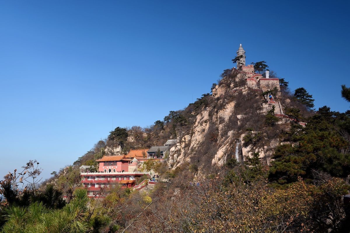 西台名挂月峰，海拔2773米，西台峰“顶广平，月坠峰巅，俨若悬镜，因以为名。”有诗赞曰：“西岭巍峨接远苍，回瞻乡国白云傍。孤峰岭翠连三晋，八水分流润四方。晴日野华铺蜀锦，秋风仙桂落天香。当年狮子曾遗迹，岩谷常浮五色光。