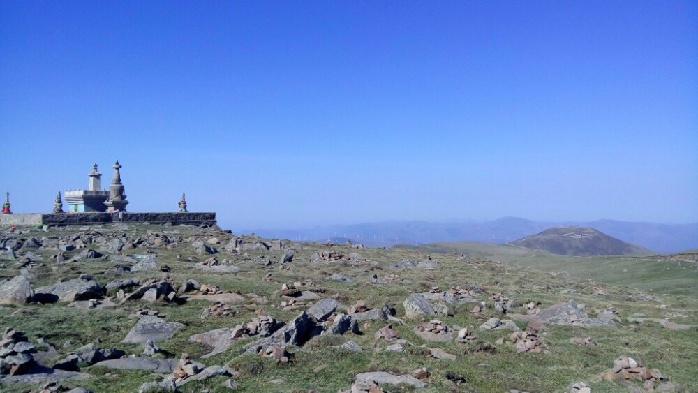 中台翠岩峰，海拔2896米，其台“顶广平，圆周五里，巅峦雄旷，翠霭浮空，因以为名。”有诗赞曰：“群峰面面拥奇观，朝雨和烟积翠峦。策杖千山浑不倦，披裘六月尚余寒。苍崖碧嶂周遭合，古木黄沙四望宽。云雾渐看山半起，却疑身已在云端。”