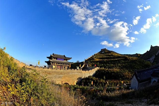 常胜堡位于白草口隘关西高地，为古西陉镇旧址。南接雁门关古道，与太和堡遥相呼应，北望关外漠原，与旧广武古城对垒。周长500多米，石基砖砌围墙，东北隅建有武庙，堡门额匾书刻“常胜堡”三字。上款竖书“万历甲寅都御史吴仁庆”，下款为“布政使阎士选立”。